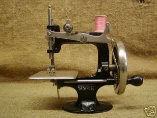 Vintage 1900 Miniature Singer Sewing Machine Antique *