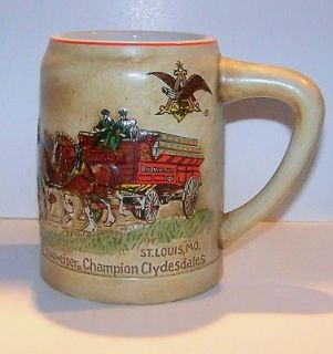 1980 BUDWEISER CHRISTMAS HOLIDAY STEIN   CS   19   GREEN CASES ( THE 