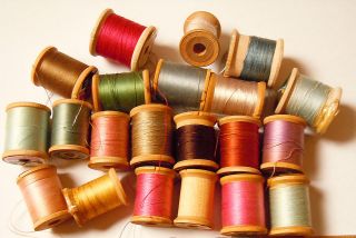 VINTAGE SEWING THREAD LOT wooden spools ~ great colors ~ large 