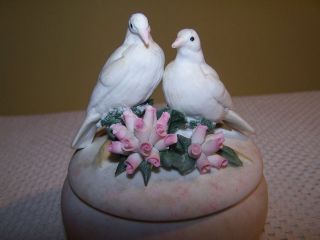 Capodimonte White Dove Round Covered Box With Doves & Flowers