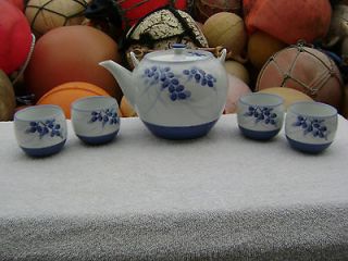 BEAUTIFUL BLUE CHERRY BLOSSOM JAPANESE TEAPOT WITH 4 CUPS