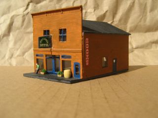 Retired ~ RAILROAD HOTEL with FIGURE ~ N Scale ~ Mayhayred Trains