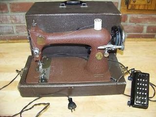 vintage singer portable sewing machine in Sewing (1930 Now)