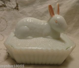 Beautiful vintage Westmoreland Milk Glass Rabbit in Basket Trinket Box