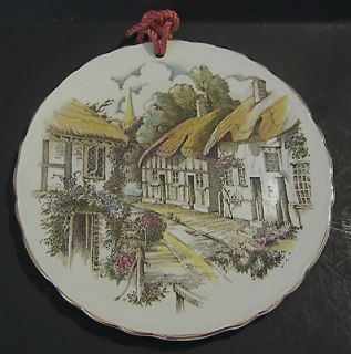 ROYAL STAFFORDSHIRE CERAMICS THATCHED ROOF COTTAGE COLLECTOR PLATE 