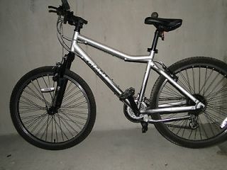 2007 Giant Boulder SE Knobby Mountain Bike with Front Suspension 18