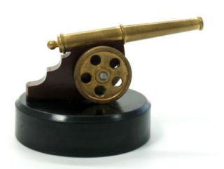 VINTAGE BAKELITE BRASS CAP GUN CANON FIGURINE *