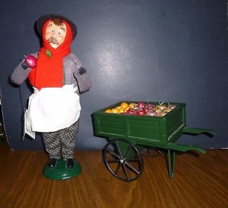 Byers Choice THE CAROLERS THE FRUIT VENDOR w/Fruit Cart, Cries of 