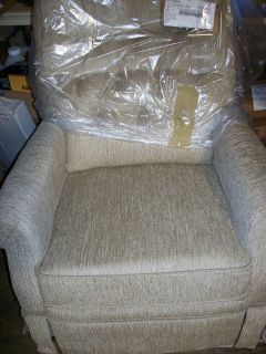 LAZYBOY FURNITURE   RECLINER CHAIR   CREAM COLOR MATERIAL #010825