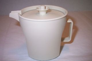 VINTAGE TUPPERWARE CREAMER CONTAINER WITH PUSH BUTTON LID RETRO