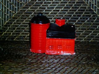 Barn grain silo figurine salt pepper shaker set red black ceramic 