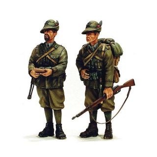 Model Victoria 1 35 Italian Alpini Captain and Private WWII 2 Figures 