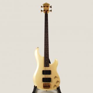 up for auction is this ibanez musician bass guitar in used but