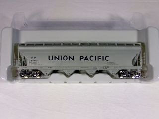 Athearn HO ACF 4 Bay Centerflow CF Covered Hopper UP Union Pacific RTR 