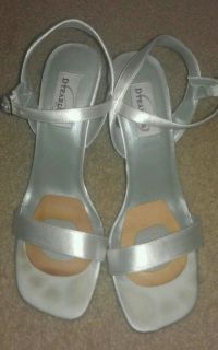 Dyeables womans white dyable strappy wedding shoes heels size 9B