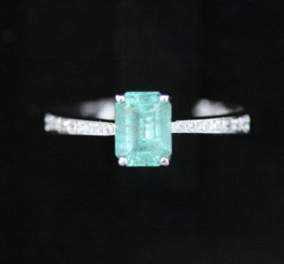  Emerald diamond ring set in 14k white gold, with a 1.00ct Emerald