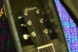 Jean Larrivee right handed guitar w/hardshell case. Near mint. Made in