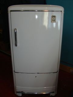 Antique Frigidaire Refrigerator 1940 Deluxe Model
