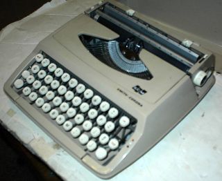 Vintage Smith Corona Corsair Typewriter with Hardshell Case