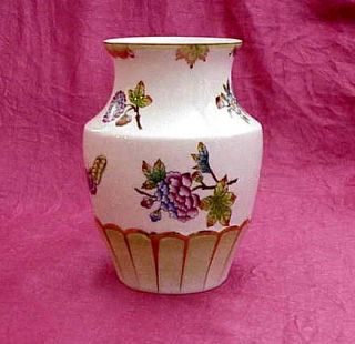 Hungarian Herend Porcelain Vase Queen Victoria Pattern