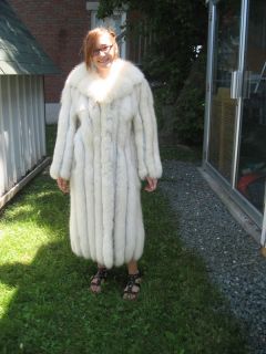 T24 Super White Fox Fur Coat Size 6 7