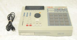Akai Professional MPC200XL MIDI Production Center Work Station 44 1kHz