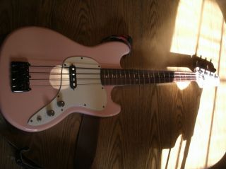 Squier Music Master Pink Short Scale Bass Squire Fender