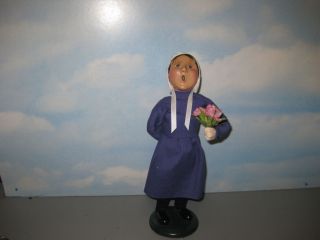 Byers Choice 1997 Exclusive Tour Amish Girl with Bouquet and Purple